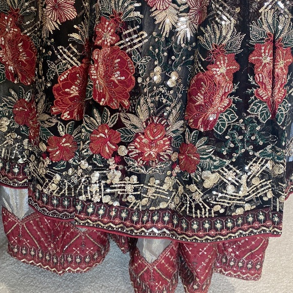 Beautiful Pakistani 2 Piece Suit - Picture 4 of 8